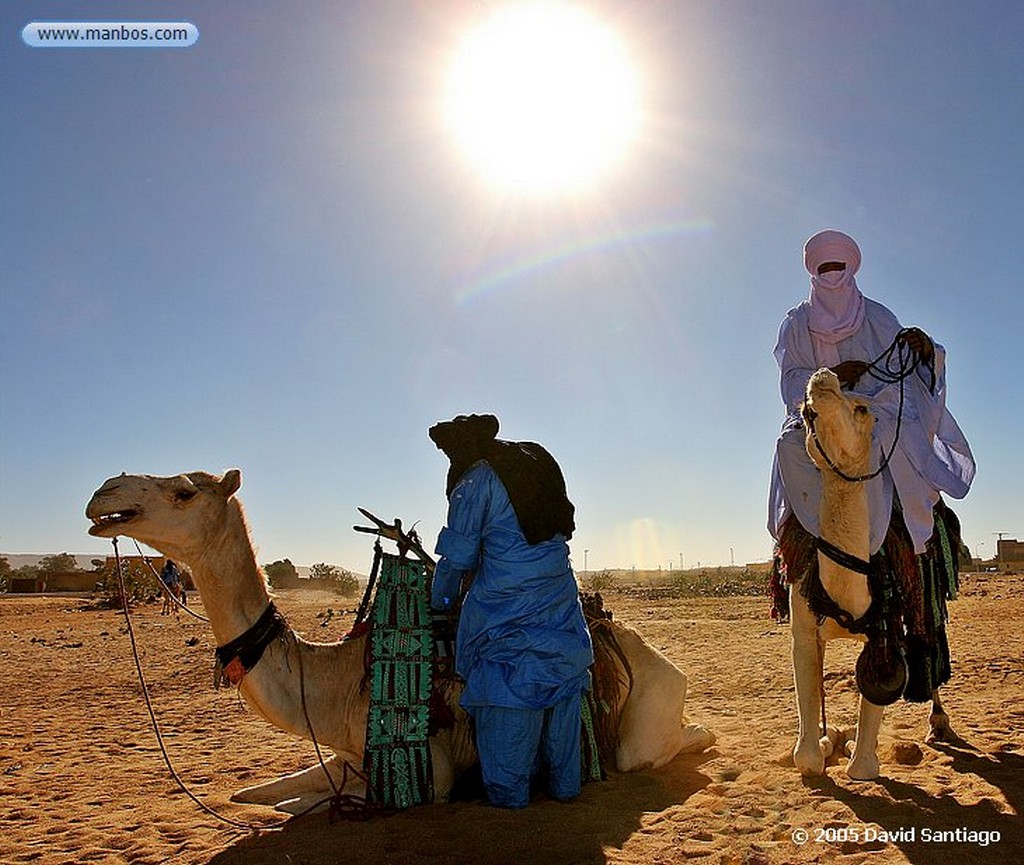 Parque Nacional del Ahaggar
Tuareg en La Fiesta de Fin de Año en La Ermita del Padre Foucauld Parque Nacional del Ahaggar - Argelia
Argelia