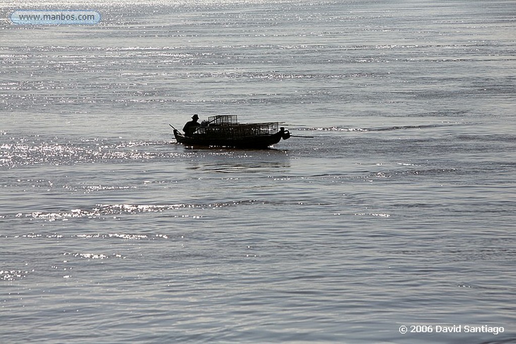 Rio Ayeyarwady
Vendedores subiendo a un barco por el Rio Ayeyarwady Myanmar
Rio Ayeyarwady