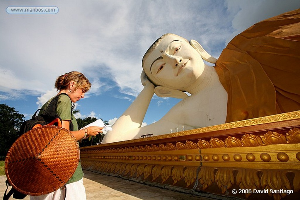 Bago
Buda Junto Al Buda de Shwethalyaung en Bago Myanmar
Bago