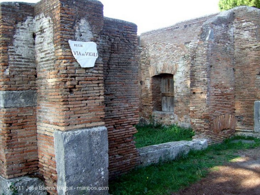 Ostia Antica
Calzada empedrada 
Roma
