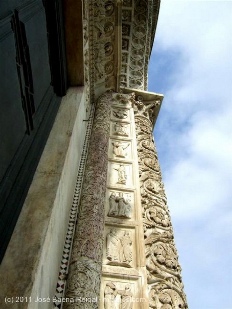 Pisa
Timpano de la portada
Toscana