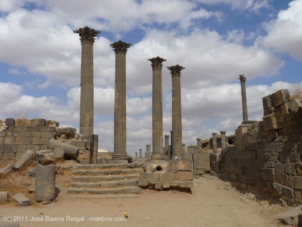 Bosra
Muro y columnas del Ninfeo
Dera
