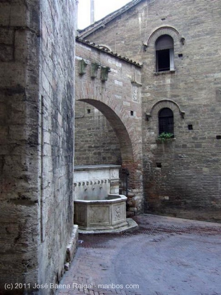 Perugia
Bajorrelieve de barro vidriado
Umbria
