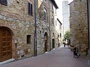 Viale Piazza delle Erbe, San Gimignano, Italia
